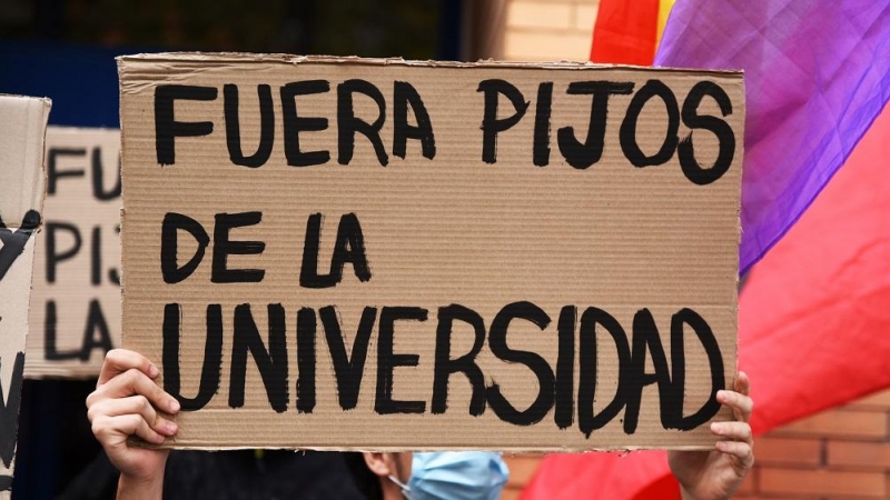 Concentración del sindicato 'Estudiantes en Lucha' frente a la Galileo Galilei de Valencia