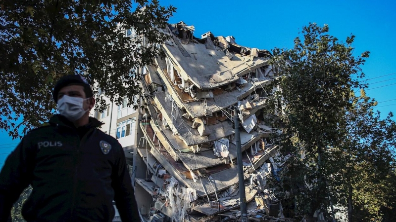 Vista de uno de los edificios derrumbados tras el terremoto que sacudió las costas del Mar Egeo. - EFE