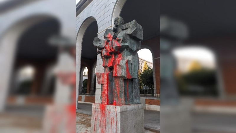 Estatua vandalizada.
