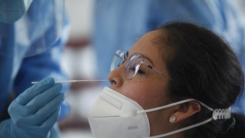 Una mujer se somete a una prueba PCR.