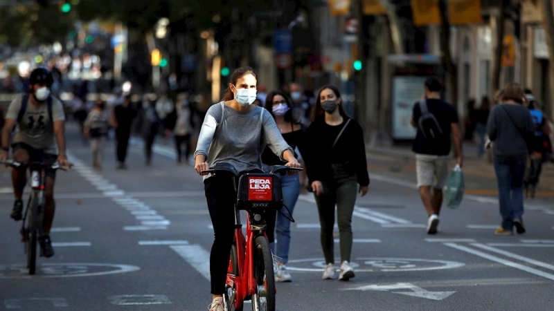 31/10/2020.- Vecinos del barrio de Sants de Barcelona, pasean por a Carretera de Sants cortada al tráfico.