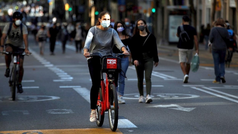 31/10/2020.- Vecinos del barrio de Sants de Barcelona, pasean por a Carretera de Sants cortada al tráfico.