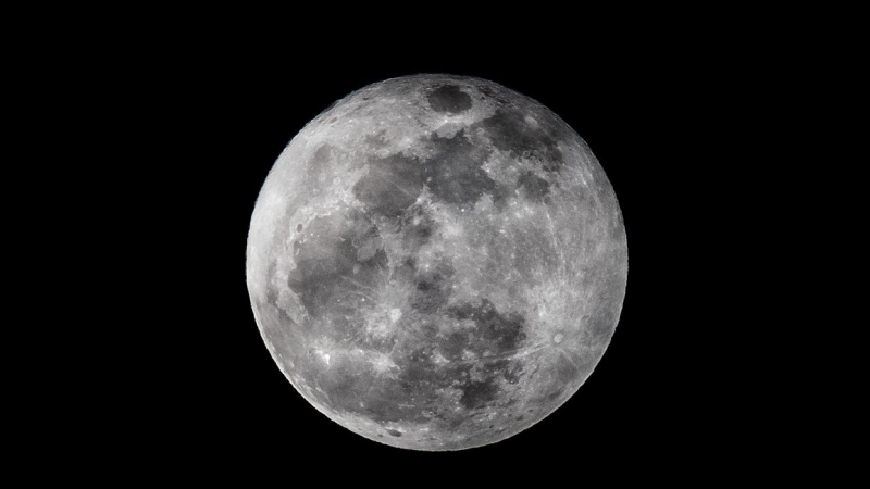 Fotografía que muestra la luna llena.