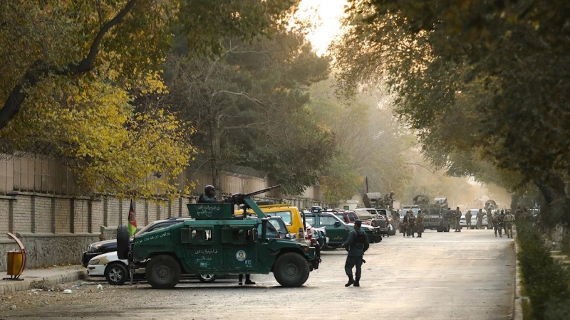 Fuerzas de Seguridad Afganas vigilan el perímetro de la Universidad de Kabul, donde este lunes se ha producido un atentado.