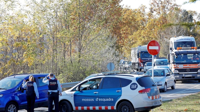 Agentes de los Mossos d'Esquadra controlan el acceso a la ciudad de Vic, Barcelona