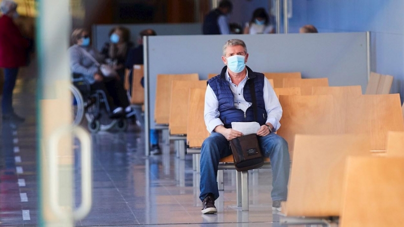 Un hombre espera sentado en un hospital