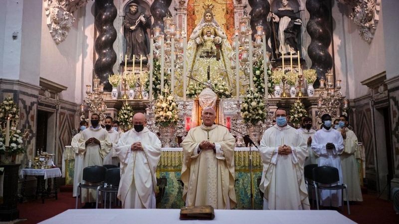 El obispo de Cádiz y Ceuta, Rafael Zornoza Boy, celebra una misa en la  Iglesia de Santo Domingo de la capital gaditana.