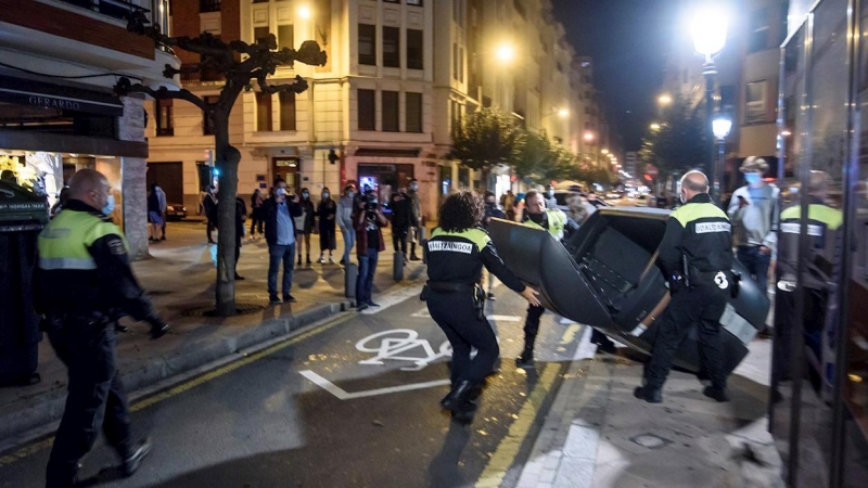 La policía nacional desplegó, junto a la local, un amplio dispositivo desde primera hora de la tarde en el centro de Santander, en el que participaron como refuerzo agentes antidisturbios del País Vasco.En la imagen, protestas en Bilbao este sábado.