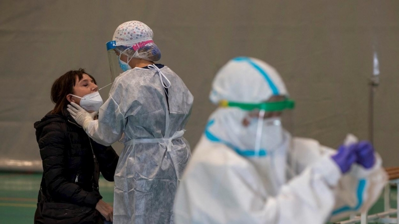 Una mujer se hace una prueba PCR.