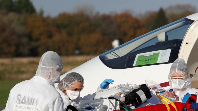 Sanitarios atienden a una persona con covid en el aeropuerto de Vannes, Francia.