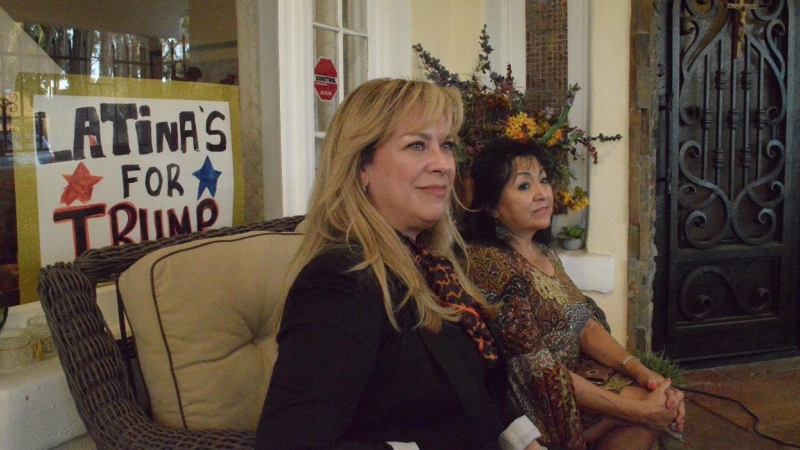 Gabriela Acuña y Sylvia Menchaca, en su domicilio al sur de Phoenix (Arizona).
