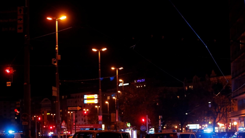 La policía bloquea una calle cerca de la plaza Schwedenplatz después de un tiroteo en Viena.