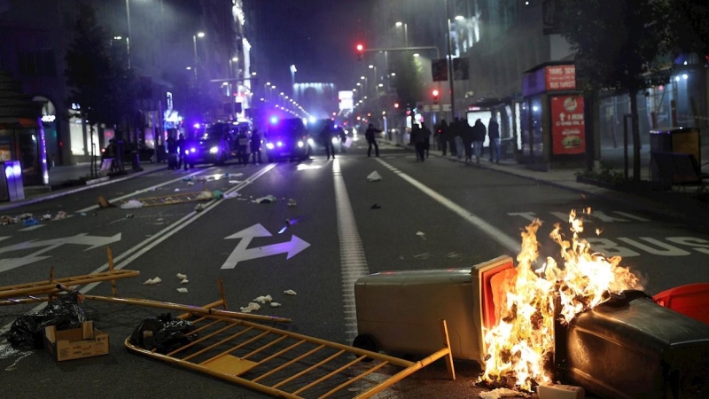 Vista de contenedores quemados y formando barricadas tras una concentración organizada en el centro de la capital.