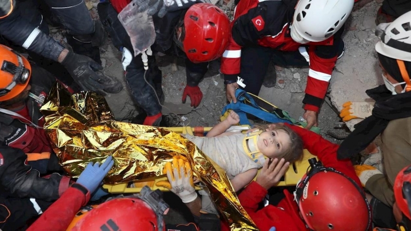 Una foto de un folleto facilitada por la Presidencia de Manejo de Emergencias y Desastres (AFAD) muestra el rescate de la niña de cuatro años Ayda Gezgin mientras la sacan de los escombros.