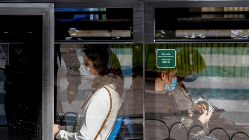 01/11/2020.- Pasajeros con mascarillas usan la red de autobús en San Sebastián, en una imagen de archivo.