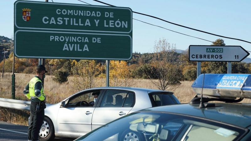 0/10/2020.- Miembros de la Guardia Civil realizan un control en la N-403, en el límite entre las comunidades de Castilla y León y Madrid.