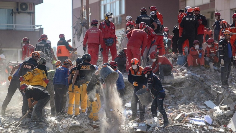 Trabajadores de rescate buscan sobrevivientes en un edificio derrumbado en el distrito de Bayrakli en Izmir, Turquía.