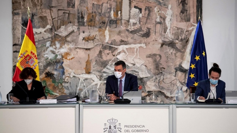 El presidente del Gobierno, Pedro Sánchez (c), preside la reunión del Consejo de Ministros.