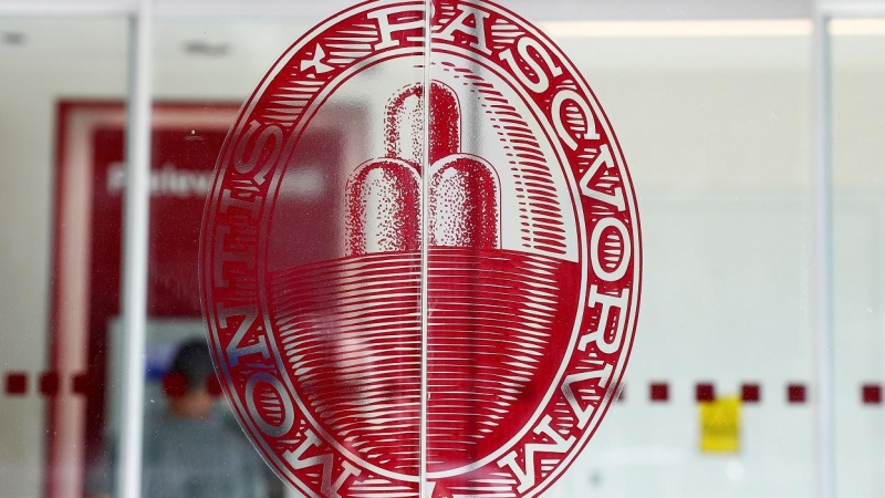 El logo del Monte dei Paschi, en la entrada de sus oficinas en Roma. REUTERS/Max Rossi