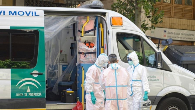 Personal de una ambulancia en una calle de Jaén.