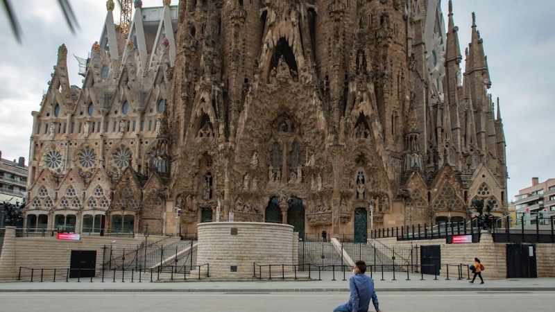 Un hombre sentado ante la Sagrada Familia