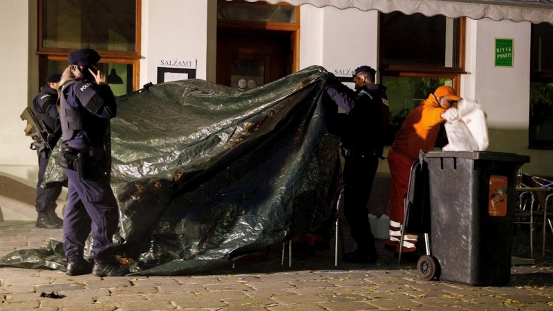 La policía austríaca y los trabajadores limpian la escena del crimen después de múltiples tiroteos en el primer distrito de Viena, Austria.