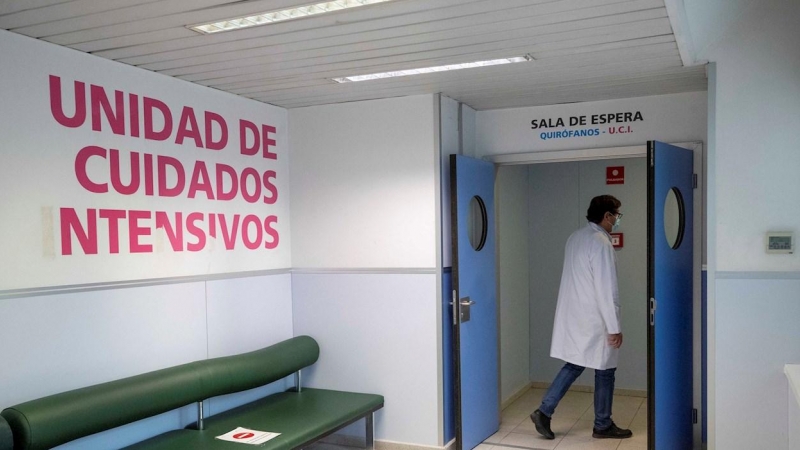 Un médico del Hospital Reina Sofía de Murcia este martes en la entrada de la Unidad de Cuidados Intensivos.