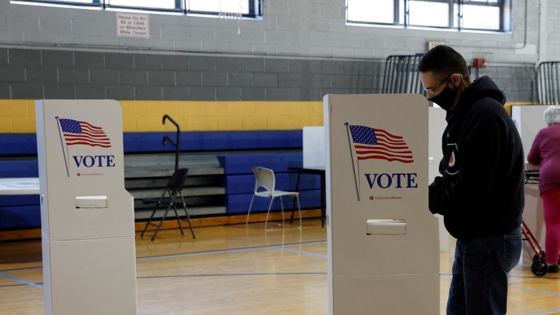 Un hombre emite su voto en un colegio electoral de Conshohocken, Pensilvania.