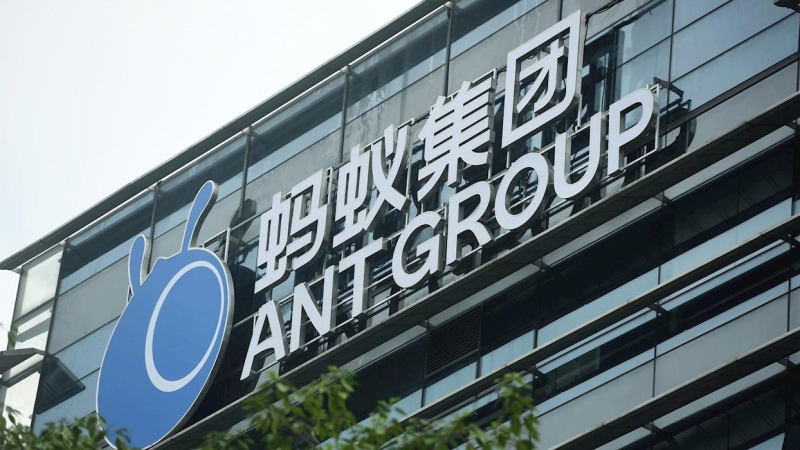 El logo de Ant Group en lo alto de la sede del grupo financiero en Hangzhou, al este de China. EFE/EPA/LONG WEI