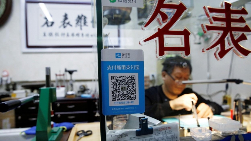 Un código QR del sistema de pago electrónico Alipay, de Ant Group, en el local de un relojero en Pekín.. REUTERS/Tingshu Wang