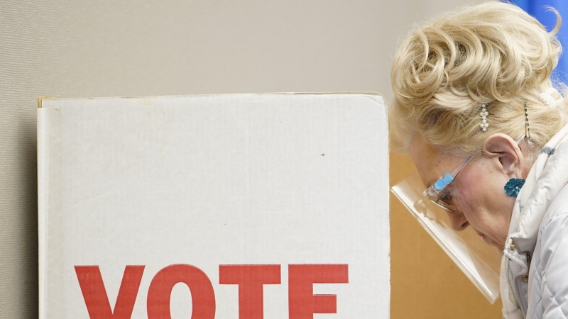 Una mujer emite su voto en  Bethany, Oklahoma (EEUU)