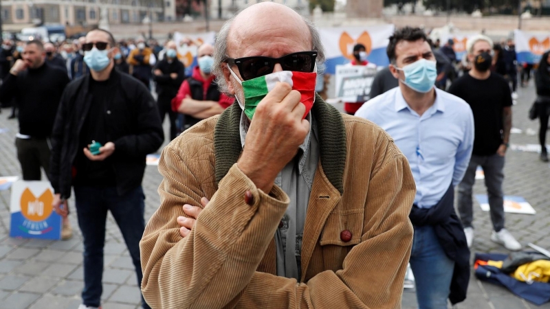Un hombre en una manifestación de trabajadores de la hostelería contra las restricciones en Italia.