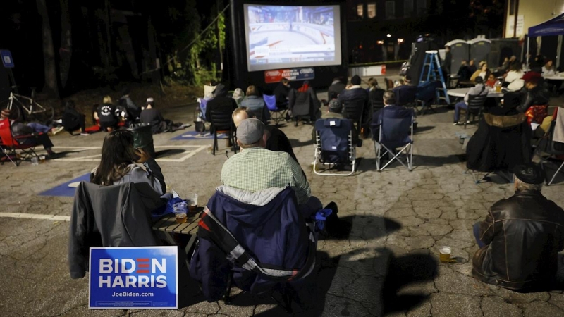 La gente observa cómo llegan los resultados de las elecciones en Manuel's Tavern en Atlanta, Georgia.