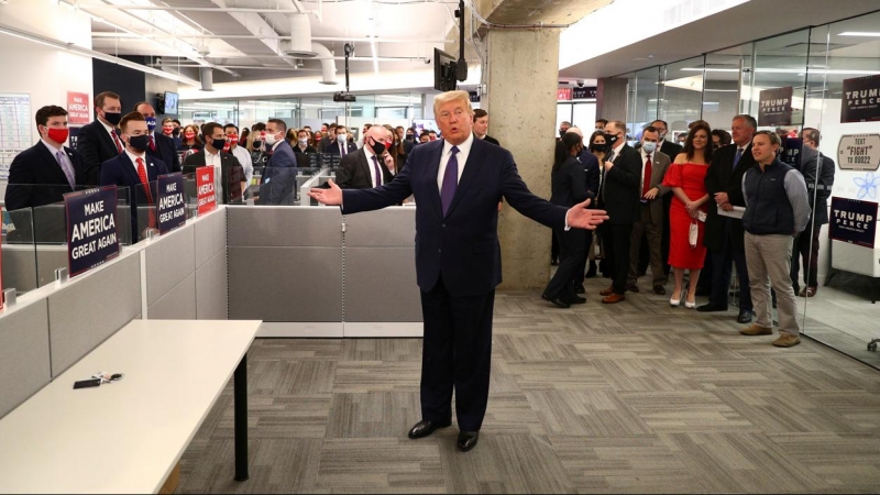 Trump visita la sede de su campaña presidencial en Arlington, Virginia. Después se dirigió a la Casa Blanca, desde donde siguió el escrutinio.