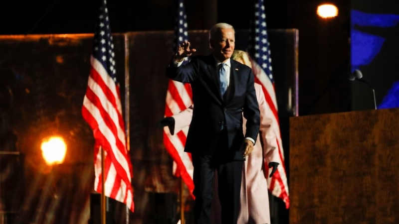 El candidato presidencial demócrata de EE. UU. Y exvicepresidente Joe Biden habla junto a su esposa Jill tras los primeros resultados de las elecciones presidenciales de EE. UU.