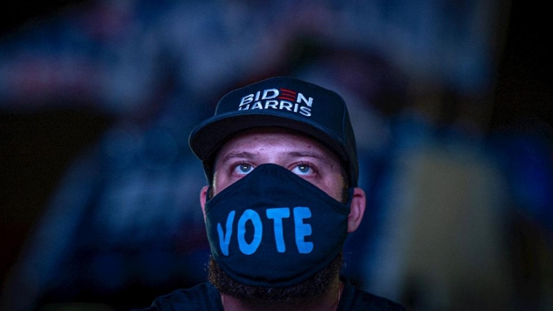 Simpatizantes del ex vicepresidente y candidato demócrata a la presidencia, Joe Biden, siguen los resultados de las elecciones presidenciales desde el Centro de Convenciones Mana Wynwood, en Miami, Florida (EE.UU.).