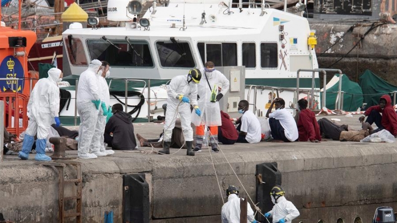 Un cayuco con 72 inmigrantes a bordo, uno de ellos fallecido y tres en estado grave, ha llegado este miércoles al puerto de los Cristianos, en Tenerife.