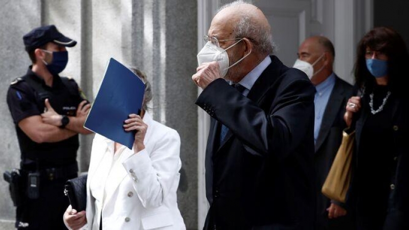 El exmagistrado del Tribunal Constitucional Fernando Valdés y su esposa, a su salida del Supremo, el pasado primero de octubre.