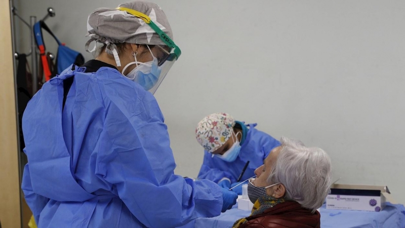 Personal sanitario del SERMAS realizando pruebas de antígenos en un centro de mayores de la  Comunidad de Madrid.