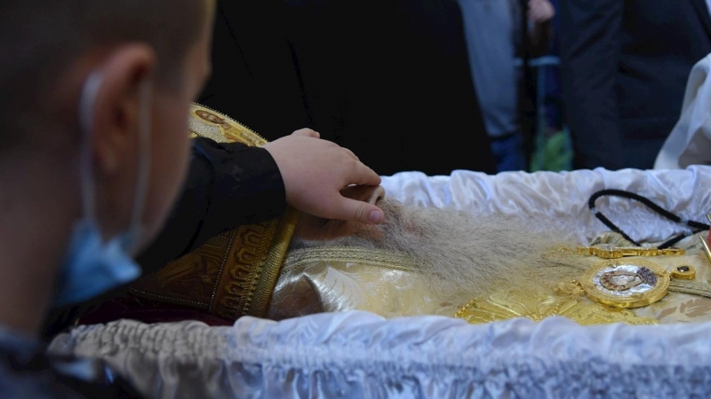Un joven rinde homenaje durante el funeral del obispo metropolitano de la Iglesia Ortodoxa Serbia de Montenegro.