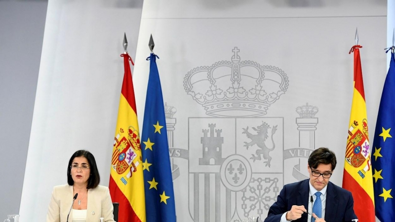 Los ministros de Sanidad, Salvador Illa (d), y de Política Territorial y Función Pública, Carolina Darias (i) ofrecen una rueda de prensa para analizar la situación de la pandamia de covid-19 este miércoles en Madrid.