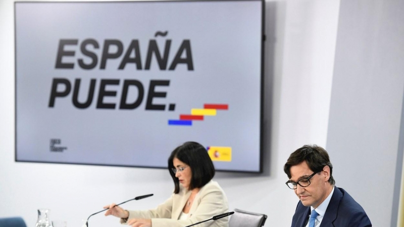Los ministros de Sanidad, Salvador Illa (d), y de Política Territorial y Función Pública, Carolina Darias (i) ofrecen una rueda de prensa para analizar la situación de la pandamia de covid-19 este miércoles en Madrid.