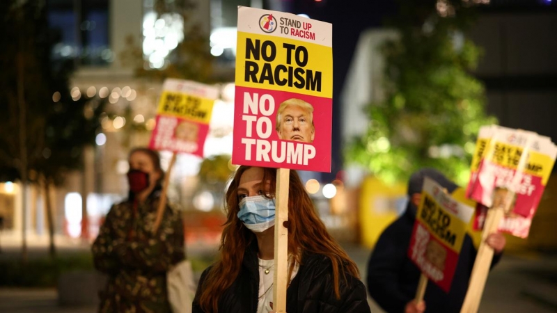 Manifestantes contrarios a la reelección de Donald Trump en una concentración en Londres, Reino Unido.