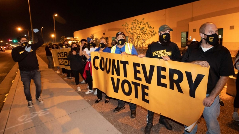 Seguidores de Donald Trump protestan ante un centro electoral en Las Vegas.