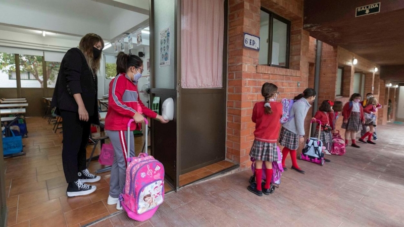 Una niña se lava las manos con gel hidroalcohólico antes de entrar en el aula del colegio Reina Sofía de Totana.