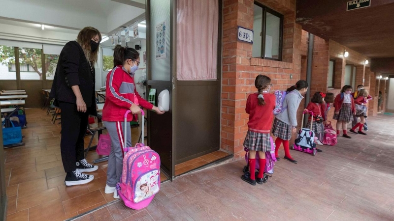 Una niña se lava las manos con gel hidroalcohólico antes de entrar en el aula del colegio Reina Sofía de Totana.