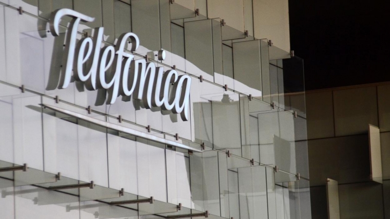 El logo de Telefónica en uno de los edificios de su complejo corporativo en la zona norte de Madrid.