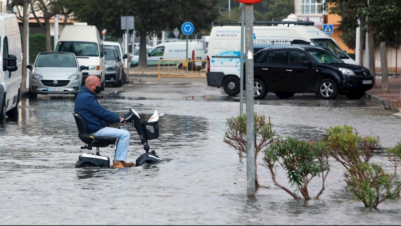 Imagen de un calle junto al paseo marítimo de Jávea (Alicante), inundada por las fuertes lluvias.