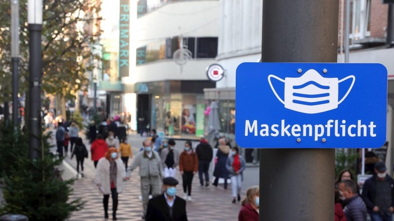 Una señal indica la obligatoriedad de las mascarillas en Gelsenkirchen, Alemania