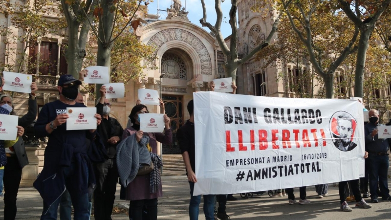 Diversos manifestants davant el TSJC mostrant una pancarta en suport a Dani Gallardo, detingut a Madrid per les protestes de la sentència de l'1-O.
